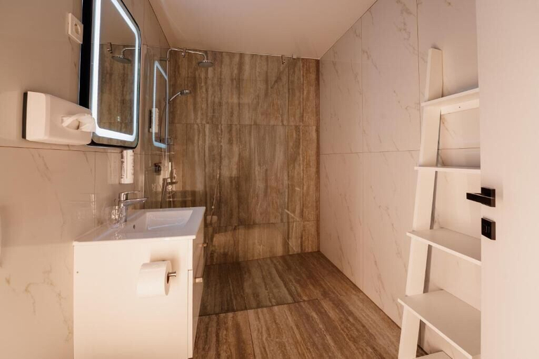 Bathroom 2, Posestvo Gjerkeš, Rogašovci