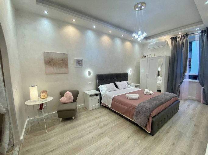 Room 2, Colosseum Nearby & Metro Outside, Easy Rome Sightseeing, Rome