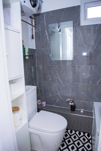 Bathroom 2, Modern 1 Bedroom Apartment in Quiet Tilbury Town, Thurrock