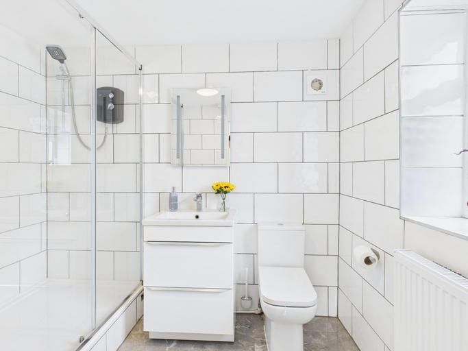 Bathroom 5, Room-modern Guest Room in West Midlands, Birmingham