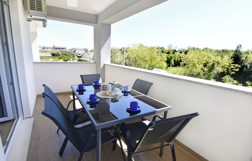 Balcony 4, Modern Holiday Home With Shared Pool, Umag