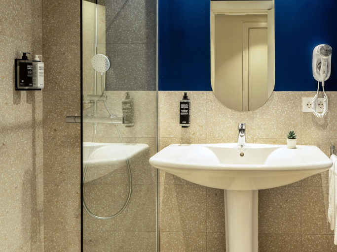 Bathroom 5, ibis Styles Zaragoza Ramiro I, Zaragoza