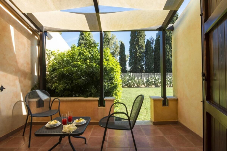 Outdoor dining 4, Tranquil Lantana Resort 2 Bedroom Apartments for 7 People, Cagliari
