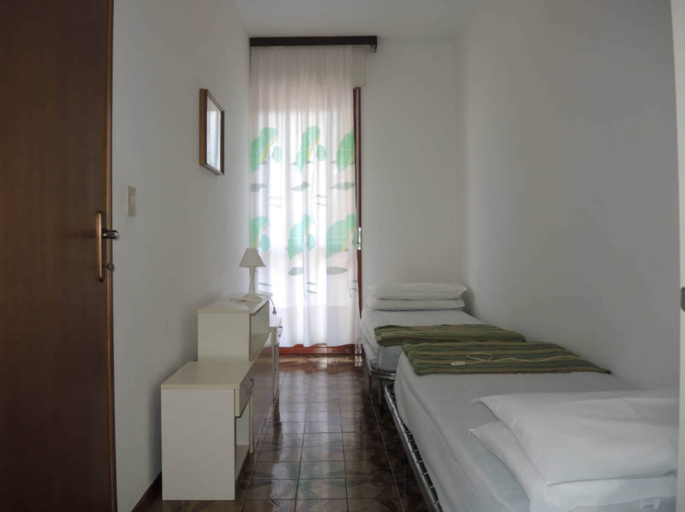Room 3, Family Apartment Steps From Pluto Beach, Venezia