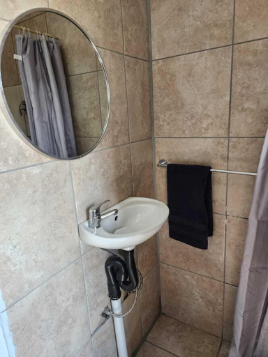 Bathroom 2, Room-khutsong Apartmentss, Gert Sibande