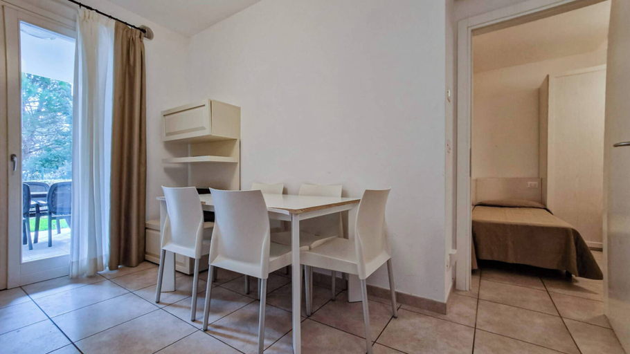 Dining room, Relax by the Pool in This Modern Flat, Venezia