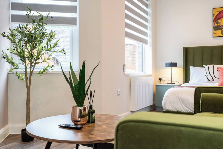 Room 4, Stylish Central Studio Steps to DMU & LRI, Leicester