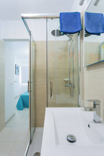 Bathroom 4, Delicious Los Cristianos,achacay,2bdr & 2bathr Beach Close Wifi Free, Santa Cruz de Tenerife