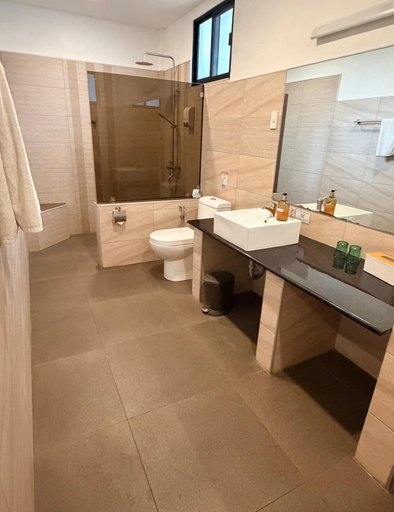 Bathroom 2, Alona Garden Hotel, Panglao