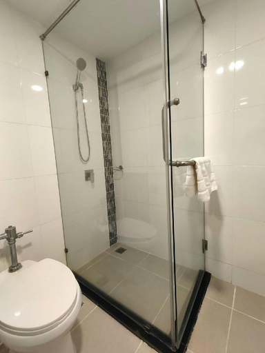 Bathroom 5, Ebina House, Lak Si