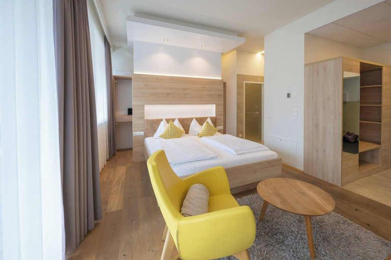 Room 4, Comfort Studio With King-size Bed for 2 People 24-7 Check-in, Graz