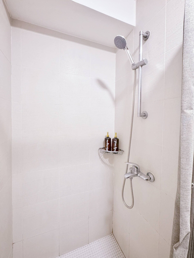 Bathroom 3, Stunning 42nd Floor Apt With Netflix, Mandaluyong
