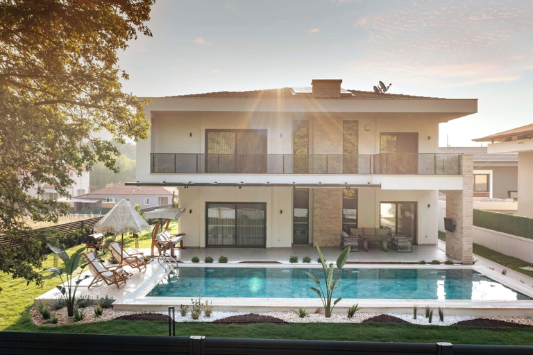 Pool 4, Spacious 4BR Villa Perfect for Families & Friends, Marmaris