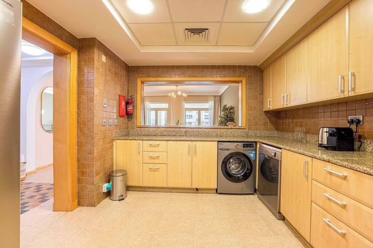 Private kitchen 2, Spacious New Furnished 2br M Palm Jumeirah, Dubai