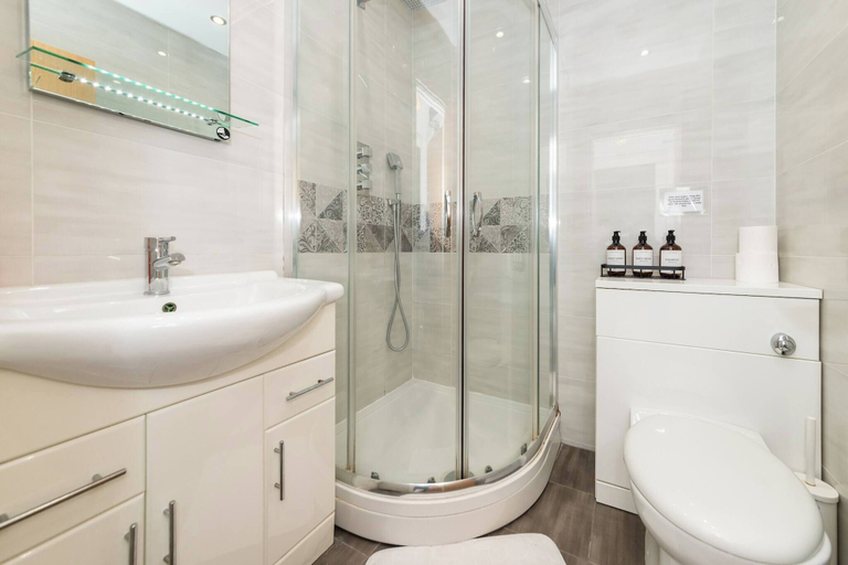 Bathroom, Free Parking Central Reading Flat Fully Equipped, Reading