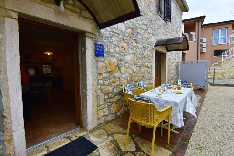 Dining 2, Lovely Ground-floor Flat With Shared Pool in Tar, Poreč