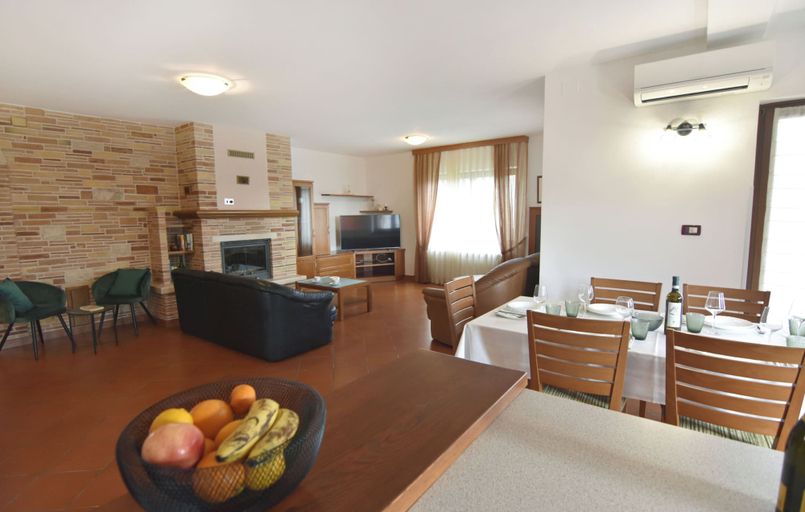 Living room 5, Flat With Shared Pool in Fiorini, Brtonigla