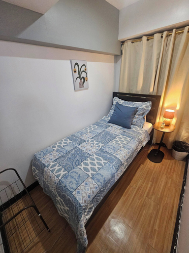 Room 4, Casa Rosa2 2BR Loft in BGC With 55" Smart TV & 5 pax, Taguig