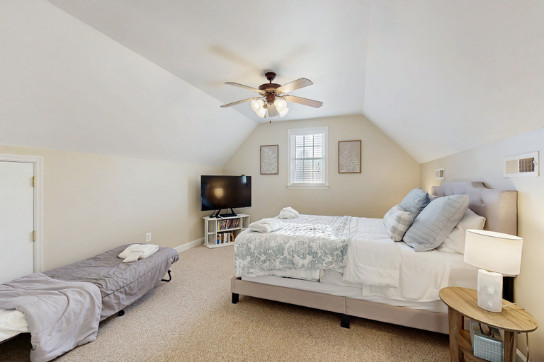 Room 2, Peaceful Lakeside Retreat With hot Tub, Private Pool, Dock & Paddle Boards, Orange
