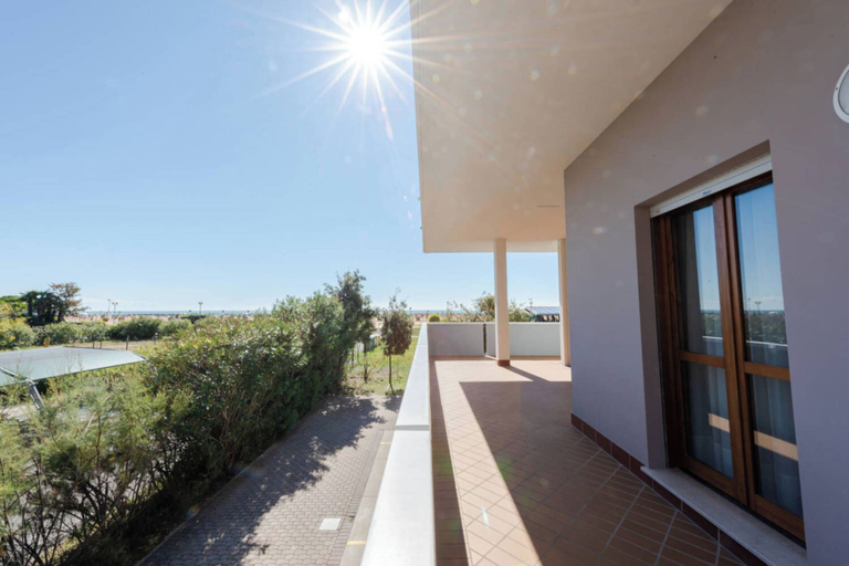 Balcony 2, Renewed Flat in a Seafront Building With Pool, Venezia