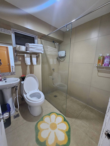 Bathroom 3, Casa Rosa2 2BR Loft in BGC With 55" Smart TV & 5 pax, Taguig