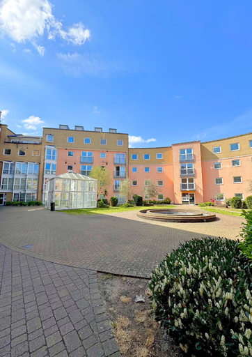 Room 5, Spacious 2BR Feltham Home Sleeps 5, London