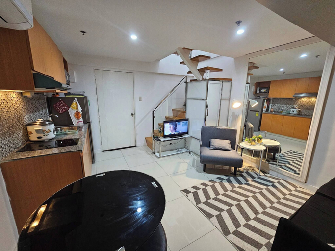 Living room, Casa Rosa2 2BR Loft in BGC With 55" Smart TV & 5 pax, Taguig