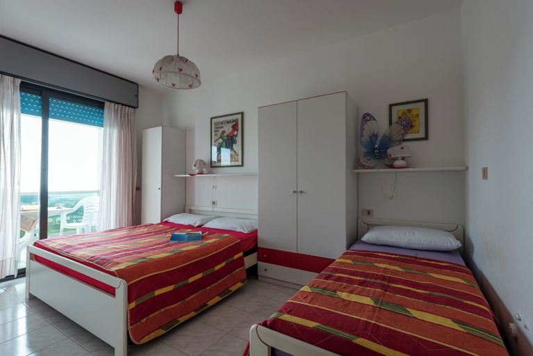 Room 2, Family Beachfront Residence in Bibione With Pool, Venezia