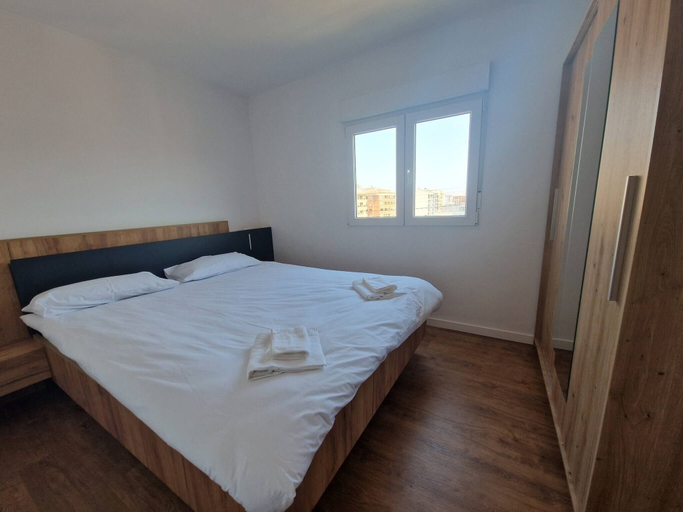 Room 2, Spacious 3 Bedroom Apartment with Balcony and AC in Castelln, Castellón