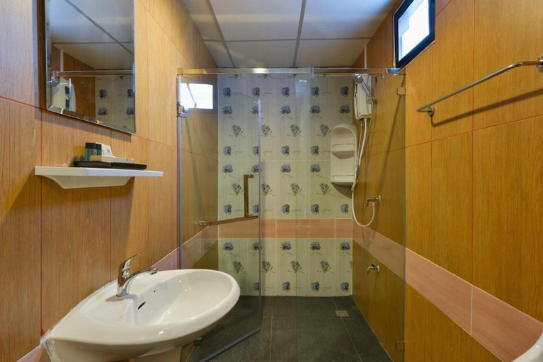 Bathroom, The Breton Hotel (Media), Bung Kum