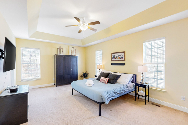 Room 3, Stellar Lakefront Oasis With Kayaks, Sup, Firepits, Dock, & Games - Dog-friendly, Spotsylvania