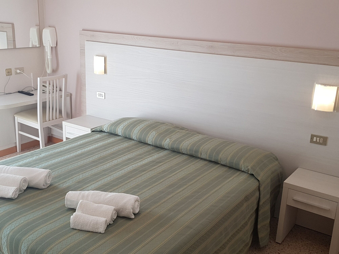 Bedroom 2, Hotel de la Plage, Rimini