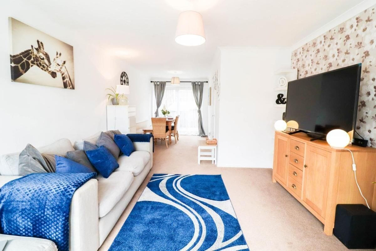 Living room 5, Polperro House - Stylish & Chic 2bed Hse, London