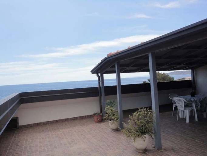 BBQ/picnic area, Wonderful Apartment in front of the sea, Catania