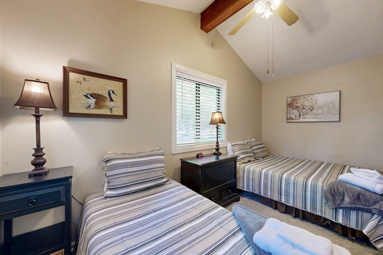 Room 5, Lakefront Escape With Private Docks, Three-season Room, and Spacious Bunk Room, Louisa