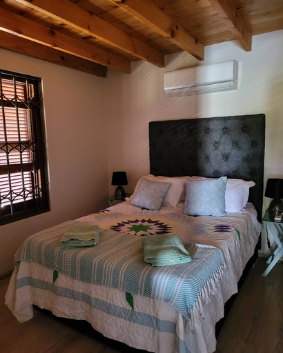 Room 4, Unpretentious peaceful Cottage, West Coast