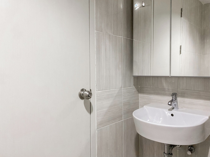 Bathroom 4, Homey And Comfortable Studio At Cisauk Point Apartment, Tangerang