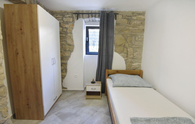 Room 5, Comfortable Vacation Retreat With Parking, Buje