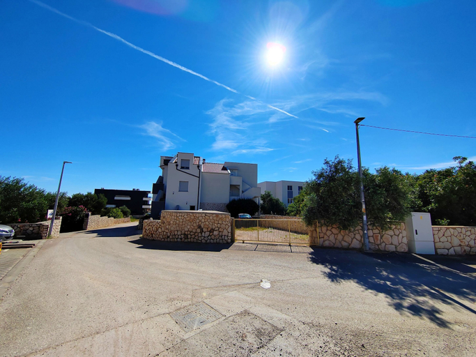 Property grounds 2, Close to Center Apartment Poly 1 G, Novalja