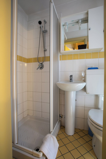 Bathroom, Terraced House With Shared Pool, Brescia