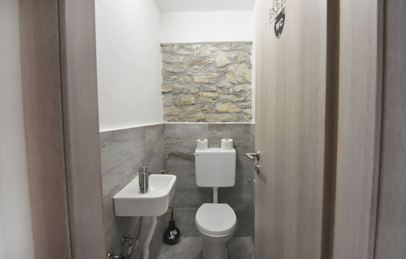 Bathroom 2, Comfortable Vacation Retreat With Parking, Buje