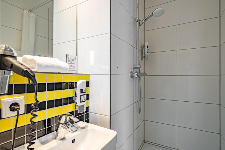 Bathroom 5, MEININGER Hotel Frankfurt Main / Airport, Frankfurt am Main