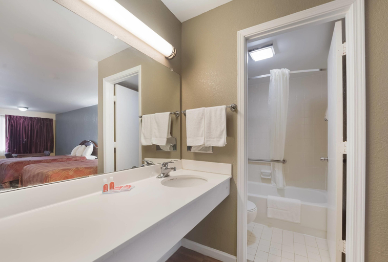 Bathroom 3, Econo Lodge Thomaston, Upson