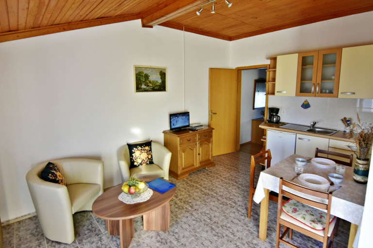 Living room 5, Shared Gardened Accommodation With bbq and sea View, Umag