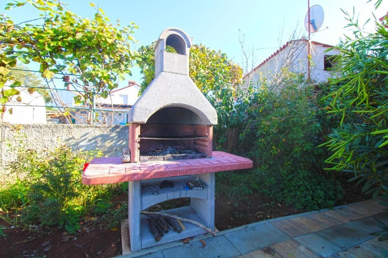 BBQ/picnic area, Comfortable Apartment With Pool and Garden, Ližnjan