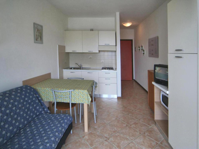 Interior 4, Convenient Beachside Studio With Pool, Udine