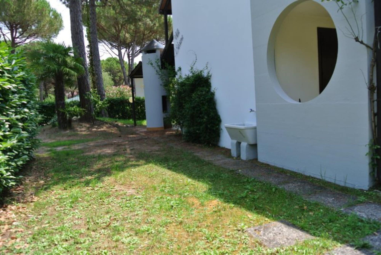 Property grounds 2, Tranquil Green Retreat With Garden, Patio and BBQ, Udine