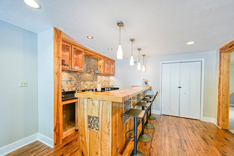 Private kitchen 3, Lakefront Home With Deck, hot Tub, Game Room, Kayaks, & Fireplace, Spotsylvania