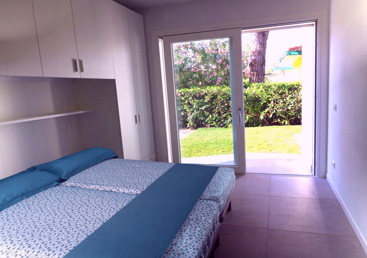 Room, Stunning Villa With Private Fenced Garden and bbq, Venezia
