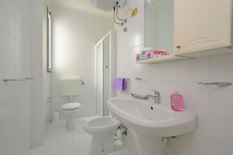 Bathroom 5, Bright Getaway Flat With Pool, Udine